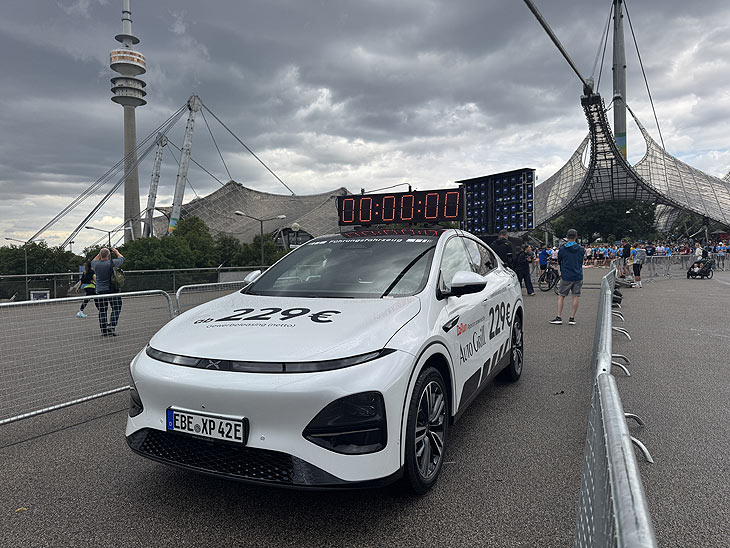 XPEG G6 SUV Coupé als Startfahrzeug des b2run 2025 - (©Foto: Martin Schmitz) 